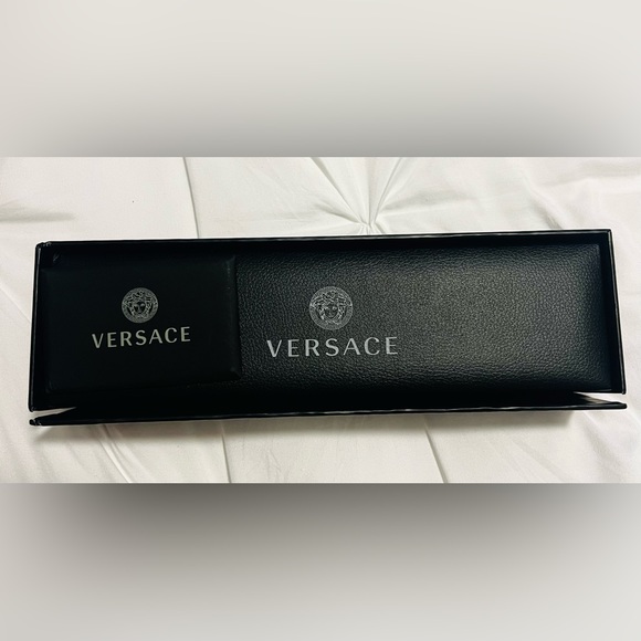 Versace Greca-Charm Black & Gold Detailed Buckle Adjustable Leather Bracelet - Picture 6 of 13